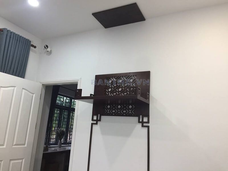 Mẫu bàn thờ treo tường cho nhà chung cư nhỏ màu nâu trầm với kiểu dáng nhỏ gọn, cách tân.