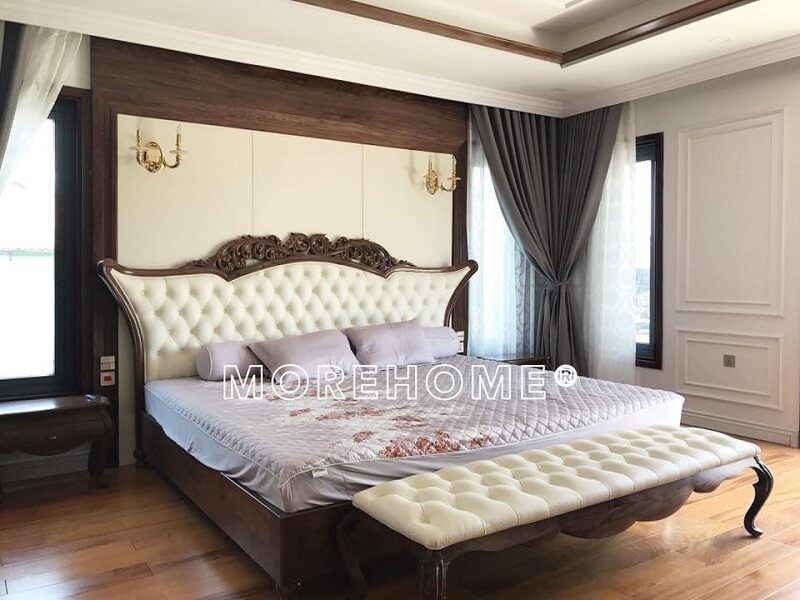 Mẫu giường ngủ gỗ tự nhiên cao cấp với phần đầu giường cách điệu bọc da đầu giường tạo mang đến vẻ đẹp sang trọng cho căn phòng ngủ cho gia đình bạn